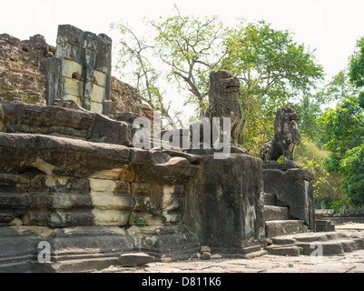 Leoni in pietra. Bakong. Parco Archeologico di Angkor. Siem Reap. Cambogia Foto Stock