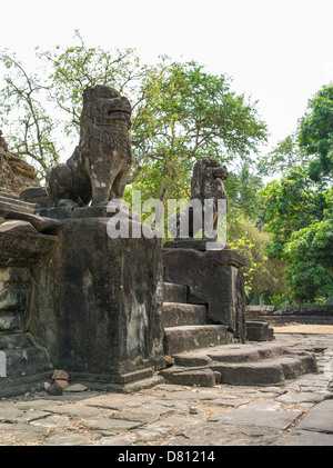 Leoni in pietra. Bakong. Parco Archeologico di Angkor. Siem Reap. Cambogia Foto Stock