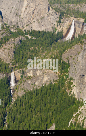 Il Nevada e primaverile cade nel parco nazionale di Yosemite visto dalla cupola sentinel Foto Stock