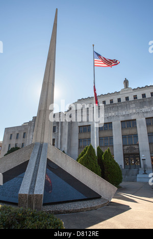 L'art deco courthouse è sormontato da una scultura di Socrate,Cerve County Courthouse , Jackson, Mississippi, STATI UNITI D'AMERICA Foto Stock