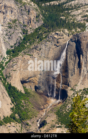 Superiore di Yosemite Falls nel Parco Nazionale di Yosemite, visto dalla cupola Sentinel Foto Stock