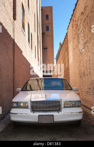 Una limousine parcheggiata in una strada stretta a Jackson, Mississippi, STATI UNITI D'AMERICA Foto Stock