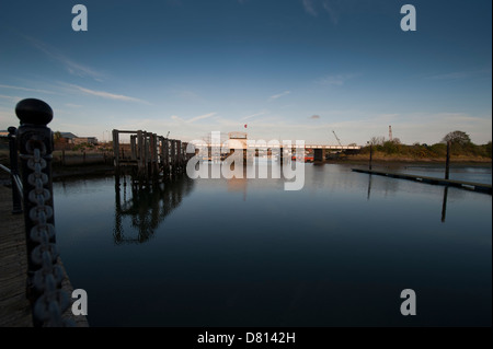 Linea ferroviaria attraversare un lago di acqua salata, al tramonto. Foto Stock