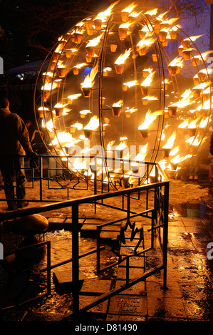 Toronto wintercity notti del globo di fuoco a fiamma eterna dalla cie carabosse flaming pentole riflessa nella neve e nel ghiaccio in inverno Foto Stock