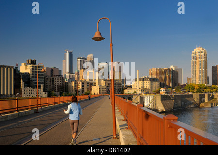 La mattina presto e il pareggiatore minneapolis highrise torri skyline e bloccare e dam 1 dalla pietra il ponte di arco a sunrise minnesota usa Foto Stock