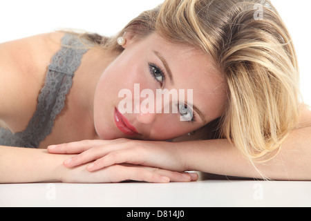 Ritratto di una donna bella faccia isolata su uno sfondo bianco Foto Stock