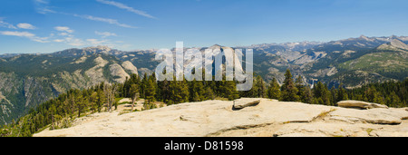 Vista panoramica di Half Dome e il Parco Nazionale di Yosemite Valley dalla cupola Sentinel Foto Stock