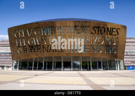 La parte esterna del Wales Millennium Centre di Cardiff Bay. Foto Stock