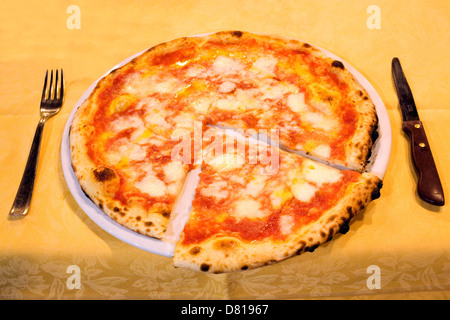 Appena cotto fatto a mano pizza da pizzeria presso l'Hotel Astj, Castrovillari, Calabria,Italia Foto Stock