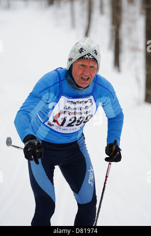 Stile classico sciatore Steinar Hybertsen sul sentiero tra cavo e Hayward, Wisconsin durante l'American Birkebeiner. Foto Stock