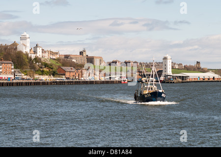 Una barca da pesca lascia North Shields Fish quay voce fino al fiume Tyne North East England Regno Unito Foto Stock