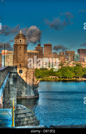 Un immagini HDR guardando attraverso il Fiume Charles a Boston verso Beacon Hill Foto Stock