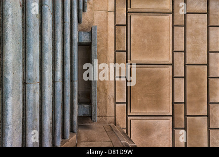 Un patrimonio architettonico in pietra dettagli lavoro di pareti e dal passaggio da War Memorial Plaza. Foto Stock