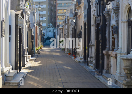 Elaborare tombe e tombe nel cimitero di Recoleta, Buenos Aires, Argentina. Foto Stock