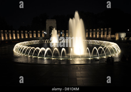 Il Memoriale della Seconda Guerra Mondiale visto fontane illuminate di notte. Il memorial onori soldati, marinai, marines ed aviatori di WW II. Foto Stock