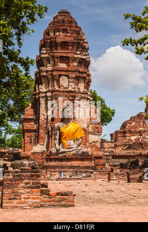 Buddha in pietra figura in un tempio in rovina in Ayutthaya parco storico... Foto Stock