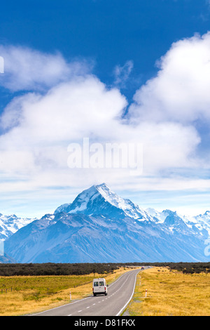 Mount Cook e camper - camper sulla strada, dirigendosi verso il Monte Cook, Nuova Zelanda la montagna più alta. Foto Stock
