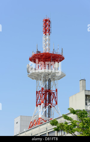 Torre di comunicazione contro il cielo blu Foto Stock