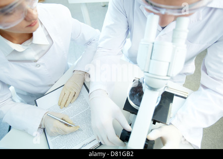 Panoramica di due scienziati che lavorano insieme Foto Stock