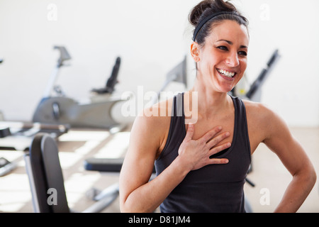 Donna ispanica ridere in palestra Foto Stock