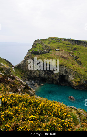 Tintagel Castle,rovine,SW Sentiero costiero,Tintagel Chiesa Parrocchiale,Viste dal Camelot Hotel,Tintagel,Cornwall,Gran Bretagna Foto Stock