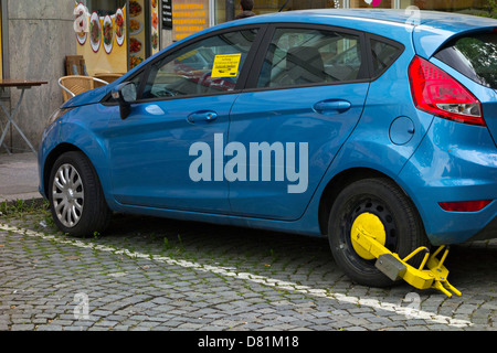 A morsetto di bloccaggio di ruota sul veicolo a motore, a Monaco di Baviera, Baviera Germania Foto Stock