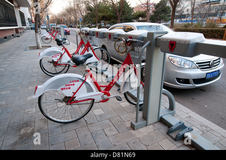 Condivisione di biciclette anche il sistema comunitario chiamato programma bicicletta a Donghuangchenggen Street a Pechino in Cina Foto Stock