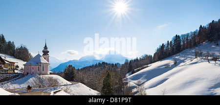 Il Watzmann a mezzogiorno con la chiesa, Baviera, Berchtesgaden, Germania Alpi Foto Stock