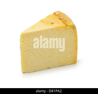 Fetta di formaggio tagliato fuori contro uno sfondo bianco Foto Stock