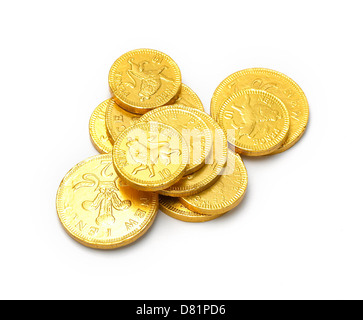 Monete di cioccolato al latte ricoperte con lamina d'oro in un piccolo  legno scatola isolata su sfondo bianco Foto stock - Alamy