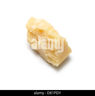 Pezzo di formaggio parmigiano tagliare su sfondo bianco Foto Stock