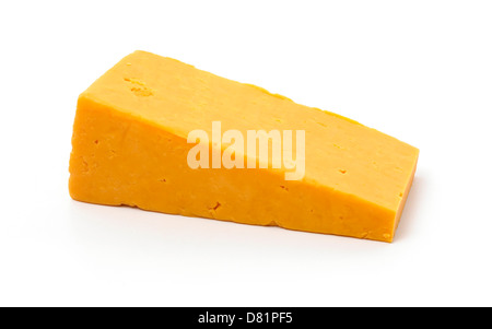 Slice o fetta di formaggio tagliato fuori contro uno sfondo bianco Foto Stock