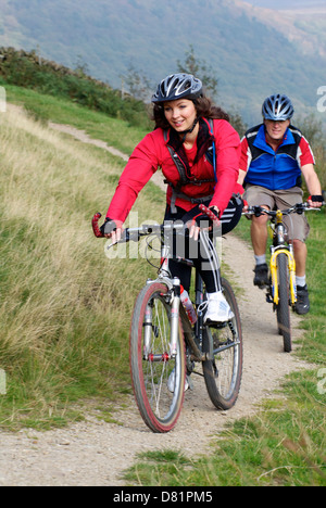 Mountain bike nel Parco Nazionale di Peak District Derbyshire visitare mete del turismo Foto Stock