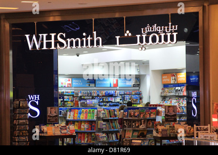 WH Smith store retail in una Dubai shopping mall Foto Stock