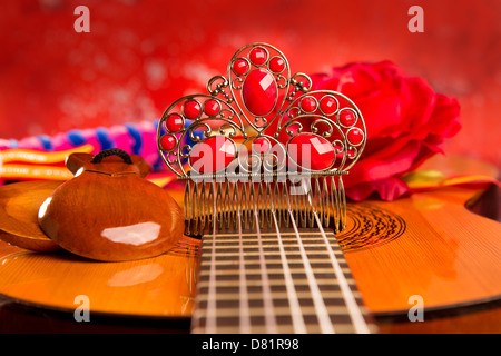 Classico spagnolo con la chitarra flamenco elementi come ballerina pettine e nacchere Foto Stock