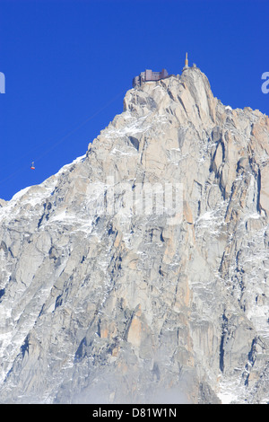 Telepherique ( cavo auto ) e la piattaforma superiore al vertice Aiguille du Midi ( 3842 m ), Chamonix Mont Blanc, Francia Foto Stock