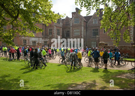 I ciclisti all'inizio di una corsa di beneficenza a favore dell'aiuto per gli eroi della carità. Casa Breamore Inghilterra Hampshire REGNO UNITO Foto Stock