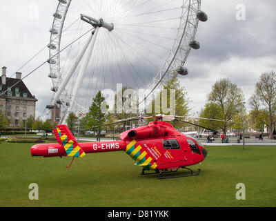 Londra, Regno Unito. Il 17 maggio 2013. Elicottero del London Air Ambulance Service terre vicino alla mitica London Eye in Jubilee Gardens con un medico di emergenza. I giardini sono uno di un numero di emergenza designata siti di atterraggio nel centro di Londra. Credito: Malcolm Park London events / Alamy Live News Foto Stock