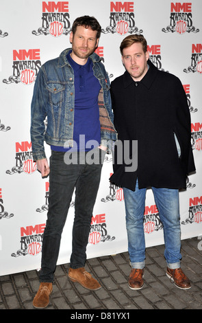 Simon Rix e Ricky Wilson dei Kaiser Chiefs NME Awards 2012 tenutasi presso l'O2 Academy Brixton - Arrivi. Londra, Inghilterra - Foto Stock