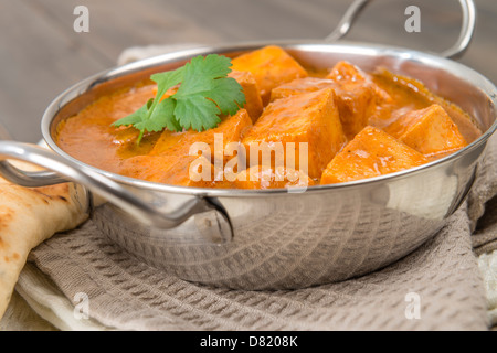 Il Paneer Makhani o Shahi Paneer (Burro Formaggio Paneer Masala) - indiano di ricotta curry serviti in un piatto di Balti Foto Stock