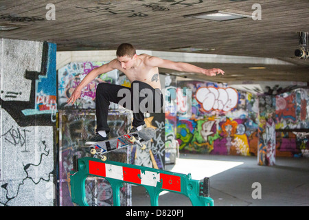 Skateboarders saltando ostacoli sul London South Bank. Foto Stock