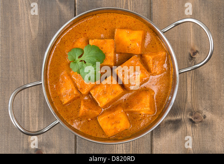 Il Paneer Makhani o Shahi Paneer (Burro Formaggio Paneer Masala) - indiano di ricotta curry serviti in un piatto di Balti Foto Stock