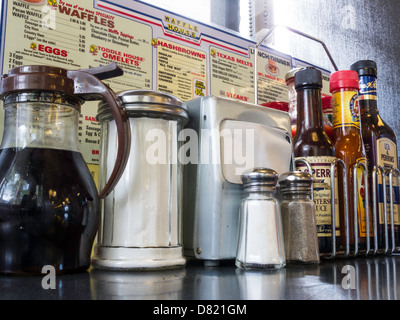 Piano tavolo condimenti e Menu, la Waffle House Restaurant, STATI UNITI D'AMERICA Foto Stock