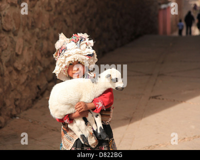 Ragazza con un agnellino, Cuzco, Perù Foto Stock