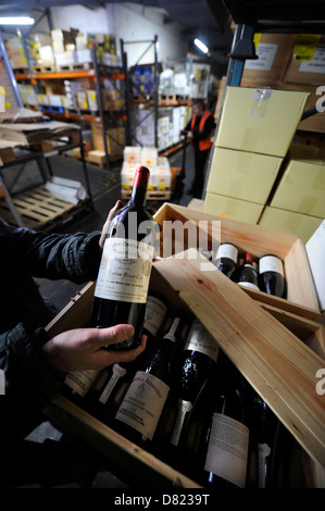 Cert Octavia's Corsham cantine un vino raffinato impianto di stoccaggio sul sito di una vecchia miniera di pietra vicino a Chippenham, Wiltshire - un priz Foto Stock