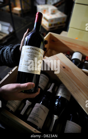 Cert Octavia's Corsham cantine un vino raffinato impianto di stoccaggio sul sito di una vecchia miniera di pietra vicino a Chippenham, Wiltshire - un bott Foto Stock