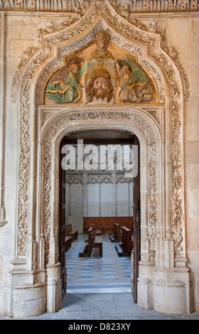 TOLEDO - Marzo 8: guarda al gotico atrium sopra il portale in Monasterio San Juan de los Reyes Foto Stock