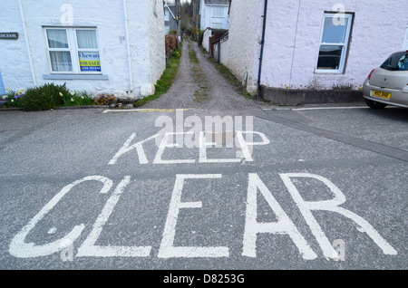 'Tenere sgombra l' scritto su una strada. Foto Stock