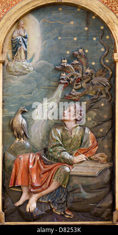 TOLEDO - Marzo 8: rilievo di San Giovanni Evangelista wrighting di Apokalypse nel Monasterio San Juan de los Reyes Foto Stock