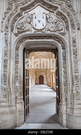 TOLEDO - Marzo 8: guarda al gotico atrium sopra il portale in Monasterio San Juan de los Reyes Foto Stock